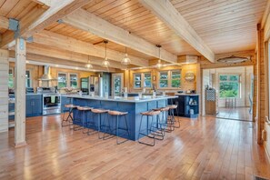 Kylskåp, mikrovågsugn, ugn och spishäll