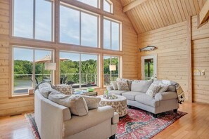 Una televisión, un futbolín, libros