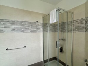 Een haardroger, een bidet, handdoeken, zeep