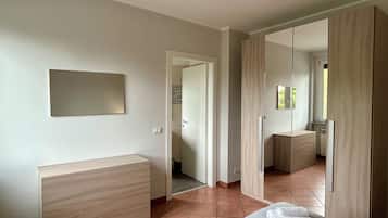 1 habitación, tabla de planchar con plancha, cuna de viaje y wifi