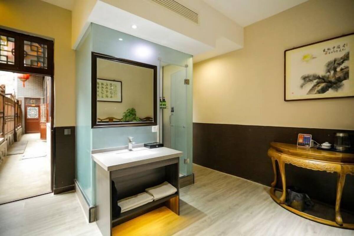 Un baño moderno con lavamanos, espejo y tocador.