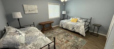 2 habitaciones, tabla de planchar con plancha, wifi y ropa de cama