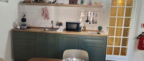 Réfrigérateur, micro-ondes, cafetière/bouilloire, bouilloire électrique