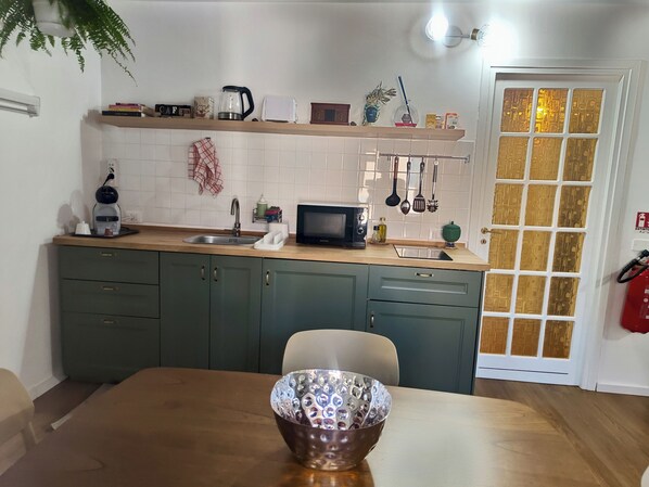 Kühlschrank, Mikrowelle, Wasserkocher mit Kaffee-/Teezubehör