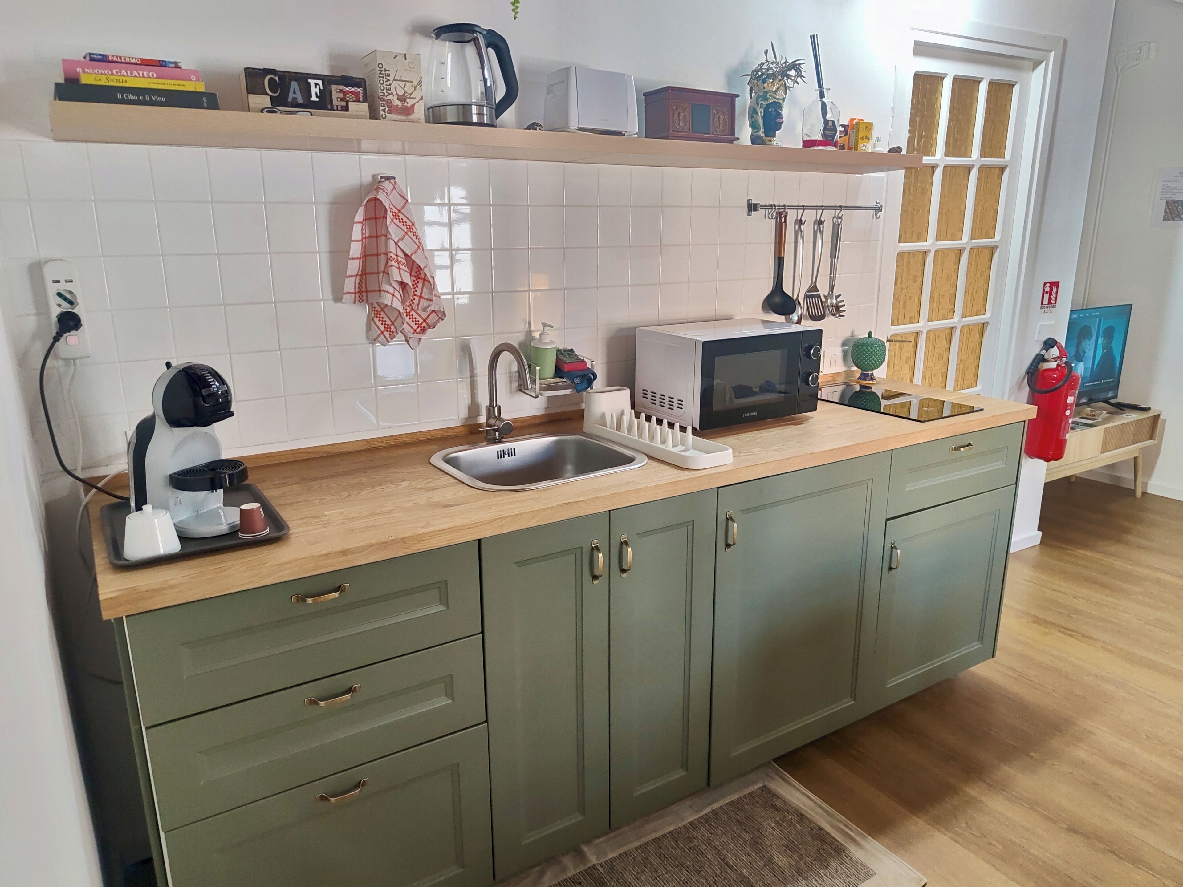 Frigorifero, microonde, macchina per tè/caffè, bollitore elettrico