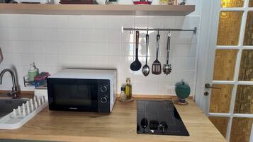 Frigorífico, microondas, cafetera o tetera y hervidor eléctrico