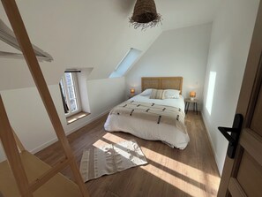 4 bedrooms, iron/ironing board, WiFi, bed sheets