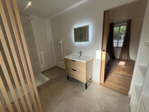 Regadera, toallas, papel de baño 
