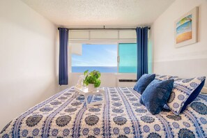 2 bedrooms, desk, iron/ironing board, WiFi - Captain’s Beachfront Pool and Parking (Luquillo)