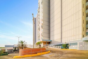 Exterior - Captain’s Beachfront Pool and Parking (Luquillo)