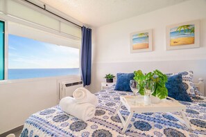 2 bedrooms, desk, iron/ironing board, WiFi - Captain’s Beachfront Pool and Parking (Luquillo)