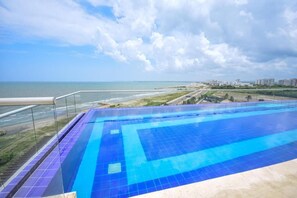 A rooftop infinity pool with a view of the ocean and distant buildings. - Charming 2-bedroom apartment in marvelous Cartagena de Indias with AC (Cartagena de Indias)