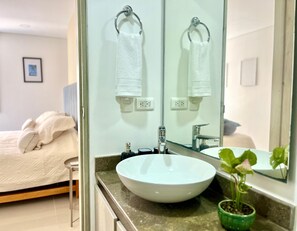 Shower, towels, soap, toilet paper - Charming 2-bedroom apartment in marvelous Cartagena de Indias with AC (Cartagena de Indias)