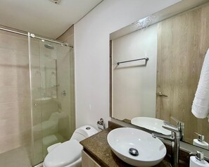 Regadera, toallas, jabón, papel de baño 