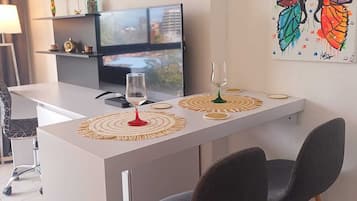 Comfort Apartment, City View | Dining room