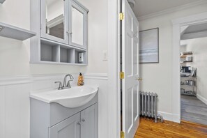 Hair dryer, towels, soap, toilet paper - Costal Cottage Retreat minutes from Newport RI (Middletown)