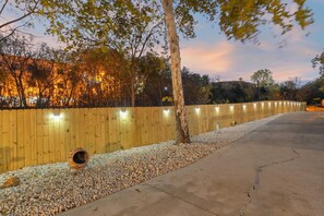 Property grounds - Austin Cozy Tiny Home | Fire Pit | Pet-Friendly (Austin)