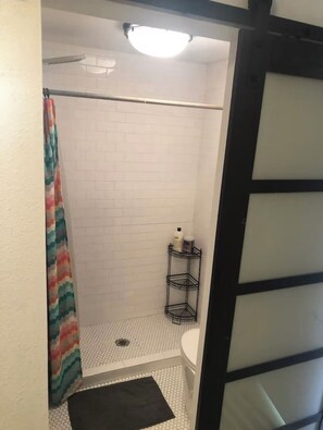 Dusche, Handtücher, Toilettenpapier