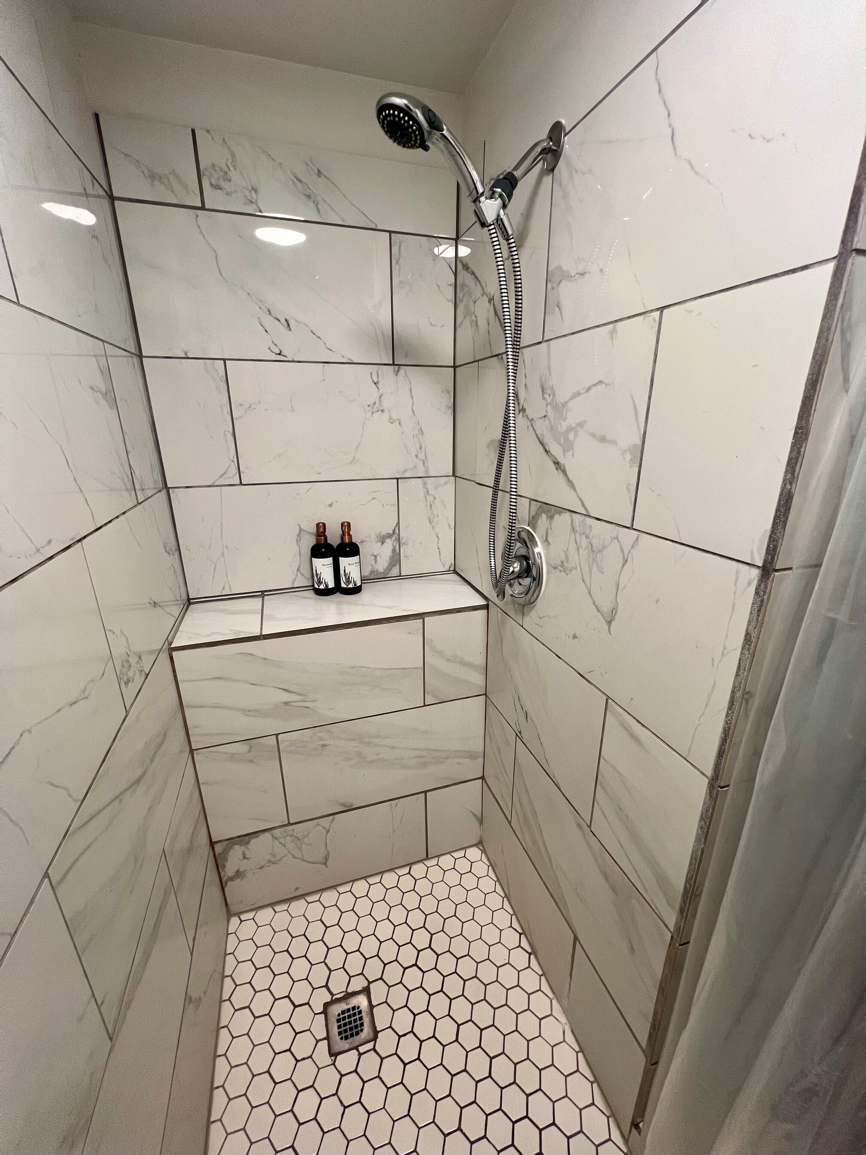 Secadora de cabello, toallas, jabón, papel de baño 