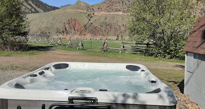 Cozy studio in gorgeous Salmon with AC, WiFi, Hot tub