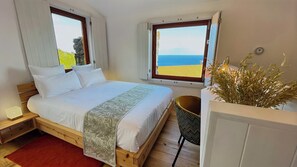 2 bedrooms, iron/ironing board, WiFi, bed sheets - A  retreat bathed in golden sunlight and framed by breathtaking ocean vistas. (Lajes Do Pico, Ribeiras, Azores)