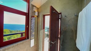 Interior - A  retreat bathed in golden sunlight and framed by breathtaking ocean vistas. (Lajes Do Pico, Ribeiras, Azores)