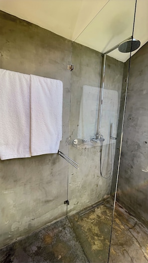 Douche, sĂšche-cheveux, serviettes fournies, savon