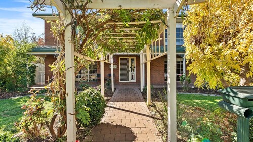 Cade Retreat perfect for golfers or larger groups.