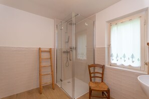 Dutxa, assecador de cabells, bidet i tovalloles