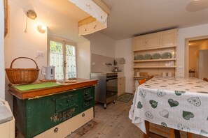 Réfrigérateur, un four, bouilloire électrique, vaisselle et ustensiles