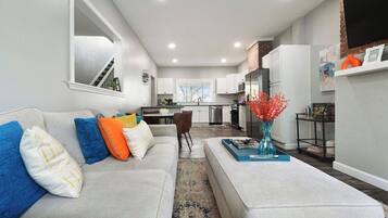 Una Smart TV, videojuegos, un futbolín