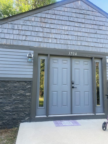 Charming 2-bedroom house on a quiet secluded street . With Wi-Fi 