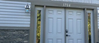 Charming 2-bedroom house on a quiet secluded street . With Wi-Fi