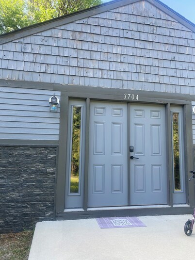 Charming 2-bedroom house on a quiet secluded street . With Wi-Fi