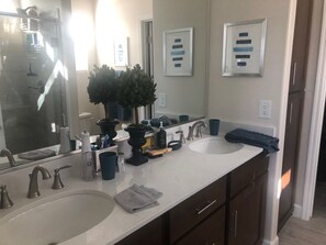 Douche, sèche-cheveux, serviettes fournies, savon