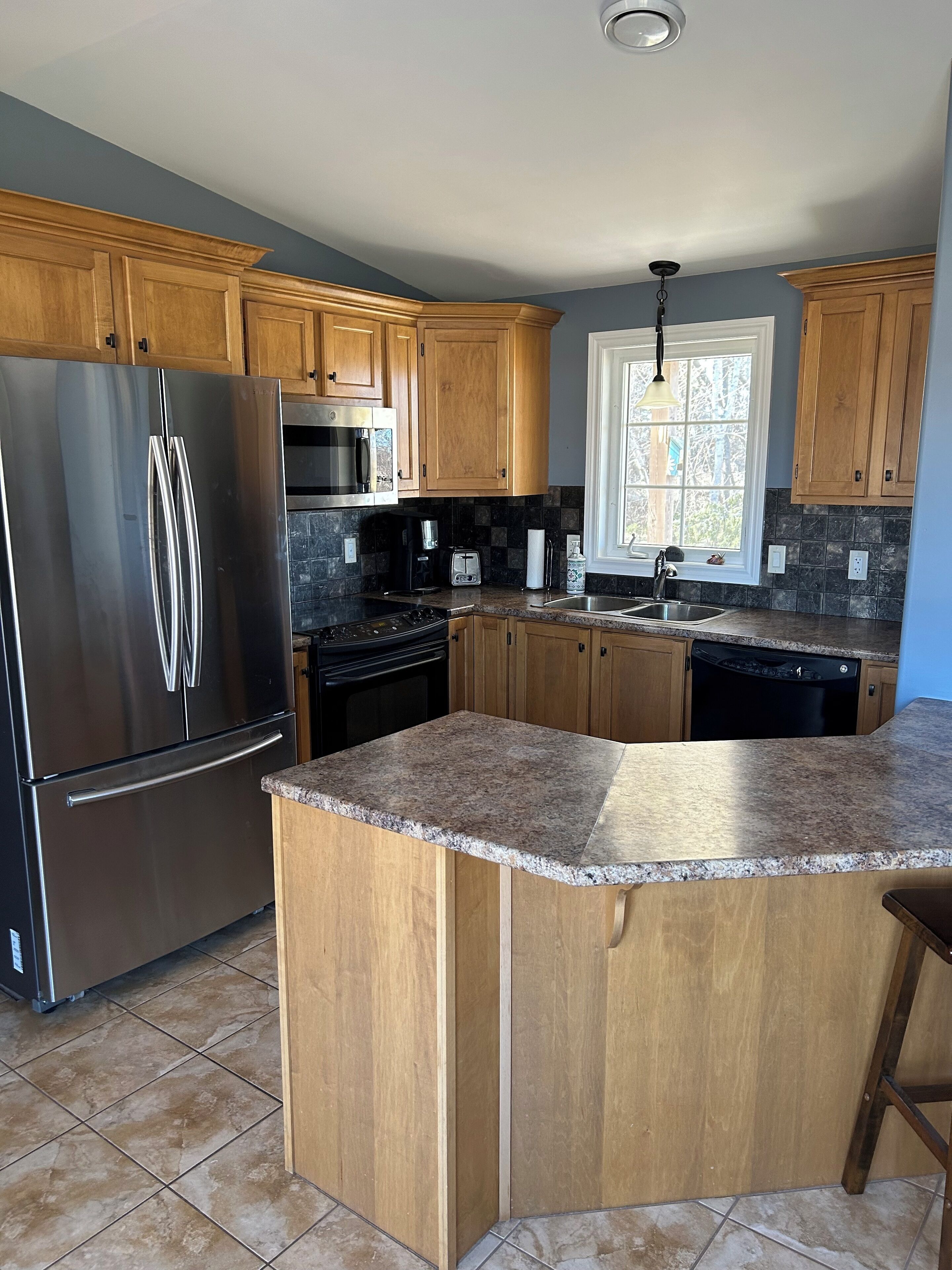 冷蔵庫、電子レンジ、オーブン、コンロ