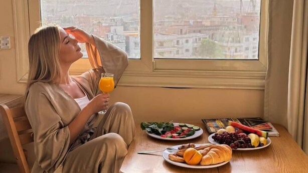 خزنة داخل الغرفة ومكتب وستائر تعتيم وتجهيزات عازلة للصوت