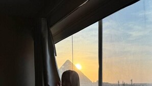خزنة داخل الغرفة ومكتب وستائر تعتيم وتجهيزات عازلة للصوت