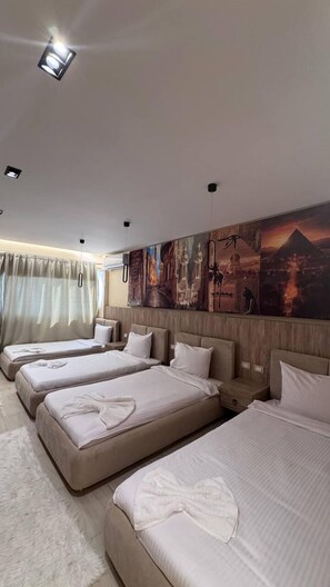 Luksus-firemannsrom, fjellutsikt | Safe på rommet, skrivebord, blendingsgardiner og lydisolert