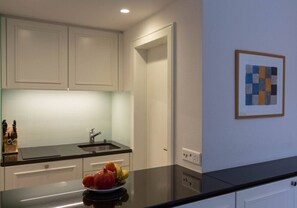 Réfrigérateur, micro-ondes, plaque de cuisson, lave-vaisselle