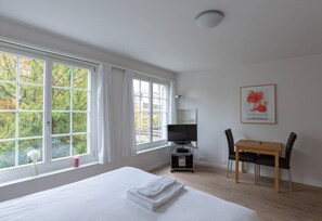 デスク、アイロン / アイロン台、WiFi、ベッドシーツ