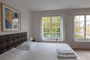 Desk, iron/ironing board, WiFi, bed sheets