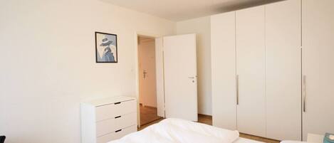 1 bedroom, desk, iron/ironing board, WiFi