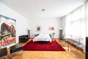 1 dormitorio, escritorio, tabla de planchar con plancha y wifi