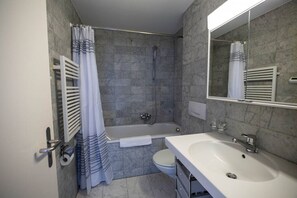 Secador de pelo, toallas y jabón