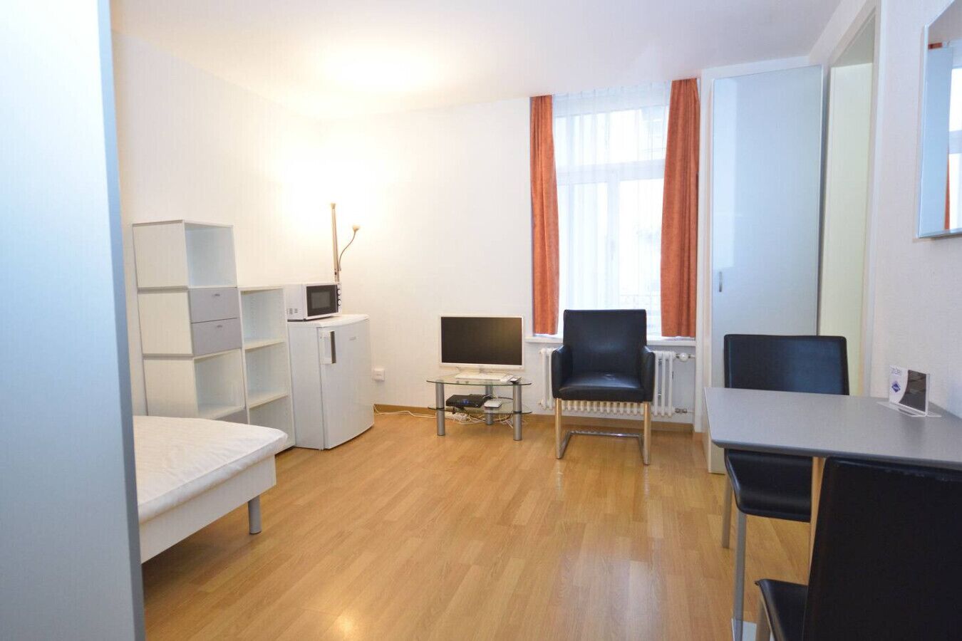 Desk, iron/ironing board, WiFi, bed sheets