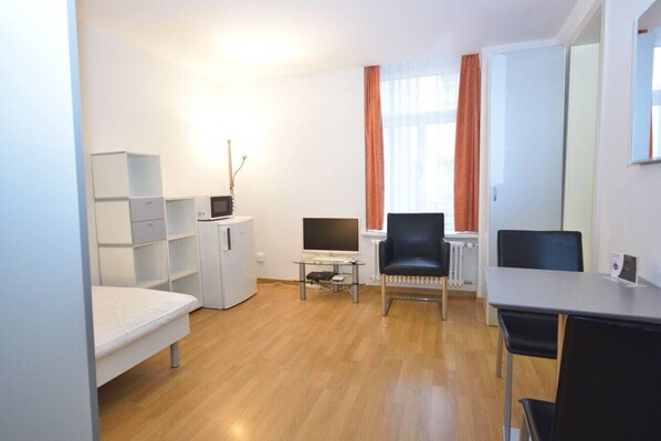 Schreibtisch, Bügeleisen/Bügelbrett, WLAN, Bettwäsche