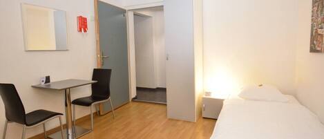 Bureau, fer et planche à repasser, Wi-Fi, draps fournis