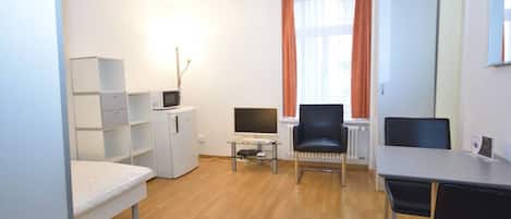 Desk, iron/ironing board, WiFi, bed sheets