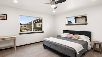 3 Schlafzimmer, Schreibtisch, Bügeleisen/Bügelbrett, Reisekinderbett